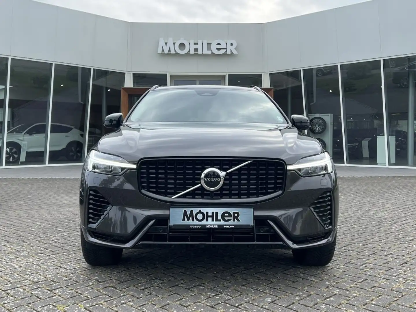 Volvo XC60 T6 AWD PHEV Plus Dark Grau - 2