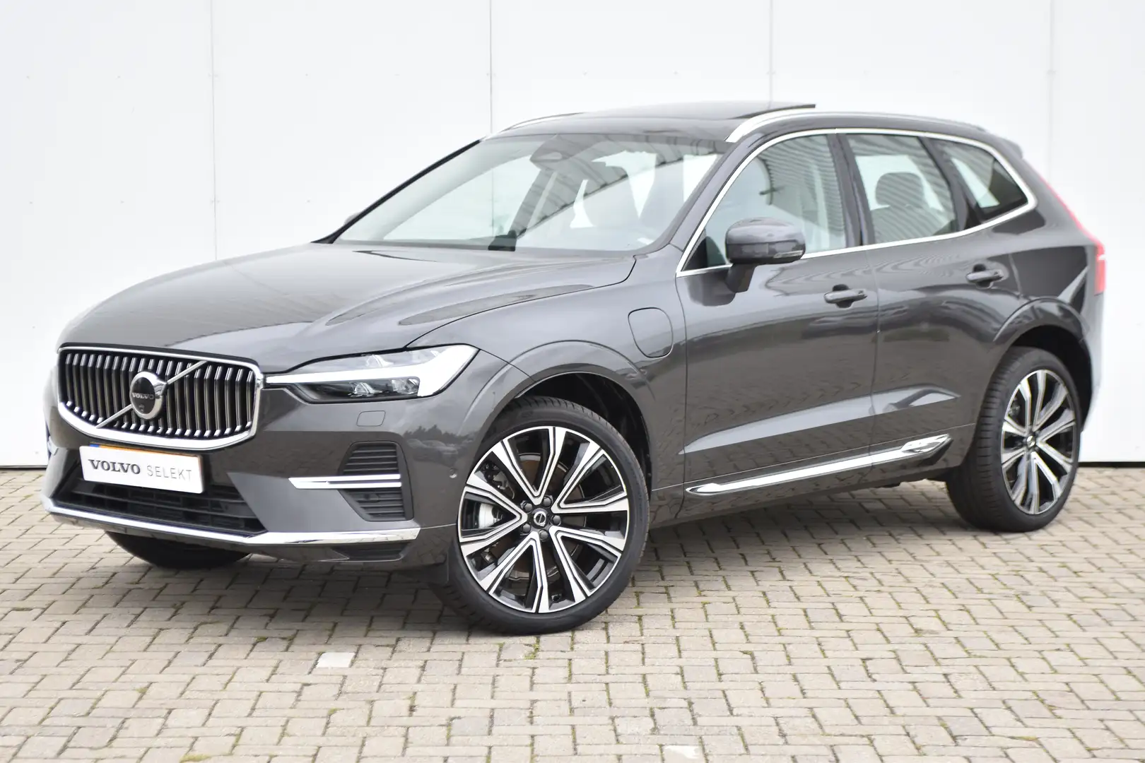Volvo XC60 T6 Plus Bright | BLIS | 360 Cam | Pano | Grijs - 2