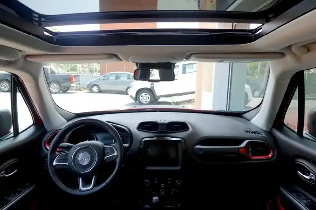 Jeep Renegade view 9