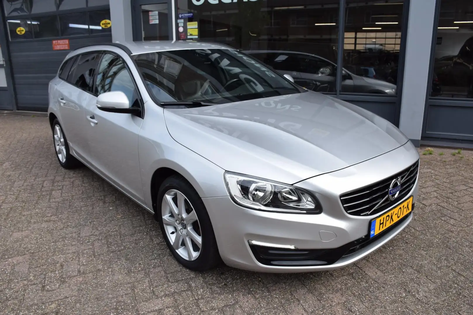 Volvo V60 1.5 T2 Kinetic , Automaat, Navi, PDC voor-achter, Gris - 2