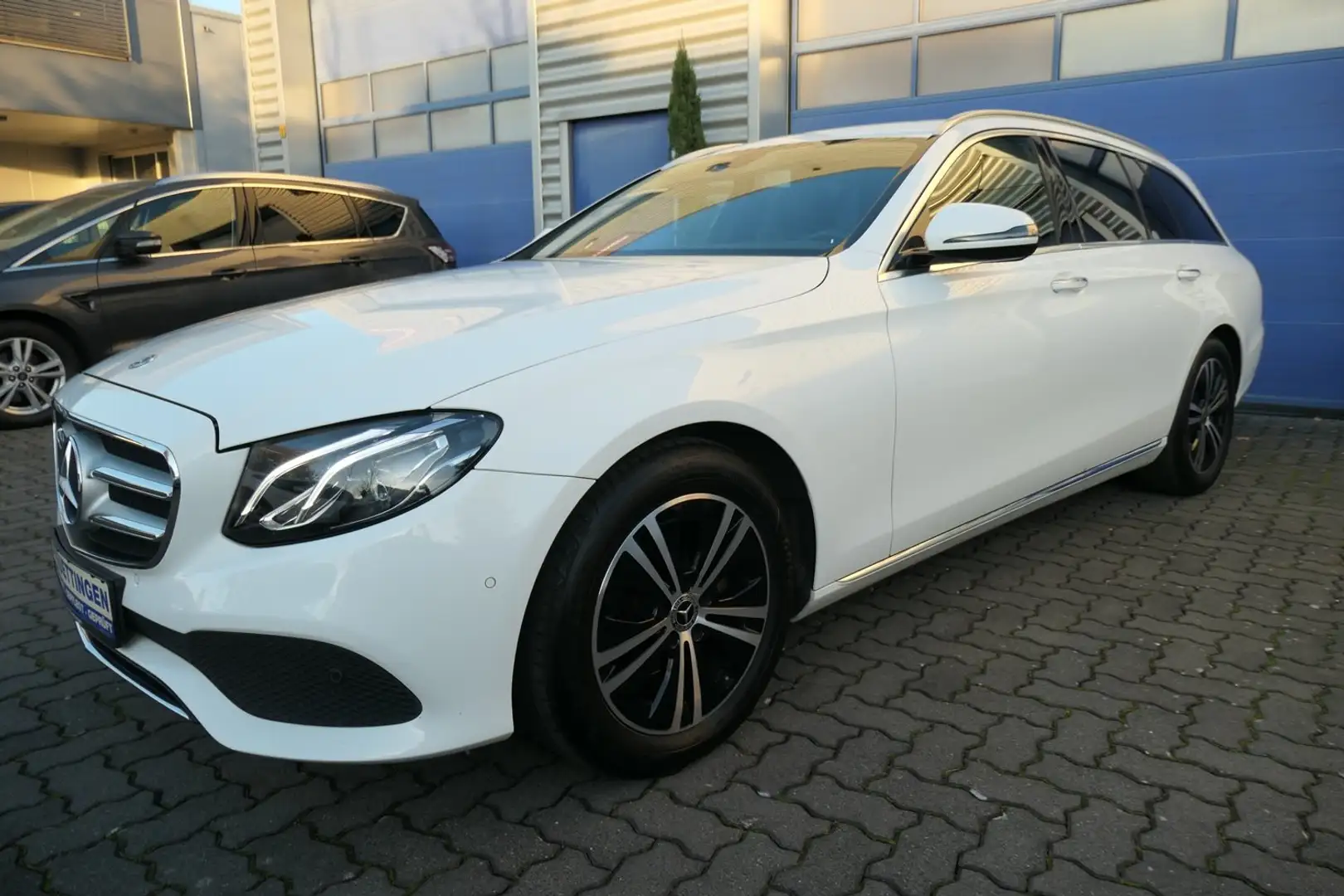 Mercedes-Benz E 220 d T-Modell Avantgarde LED Kamera Top Zustand Weiß - 1