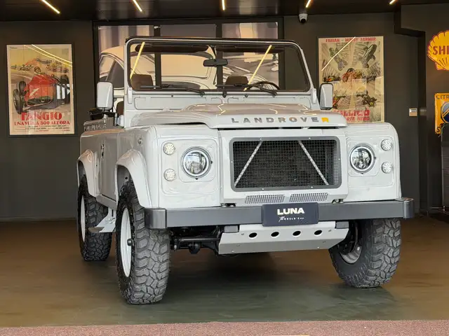 Land Rover Defender 90 2.5 td Soft Top 19J Ricond. "The world's style"