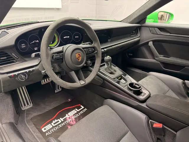 Porsche 911 view 8