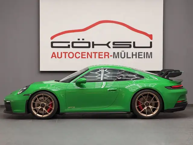 Porsche 911 view 7