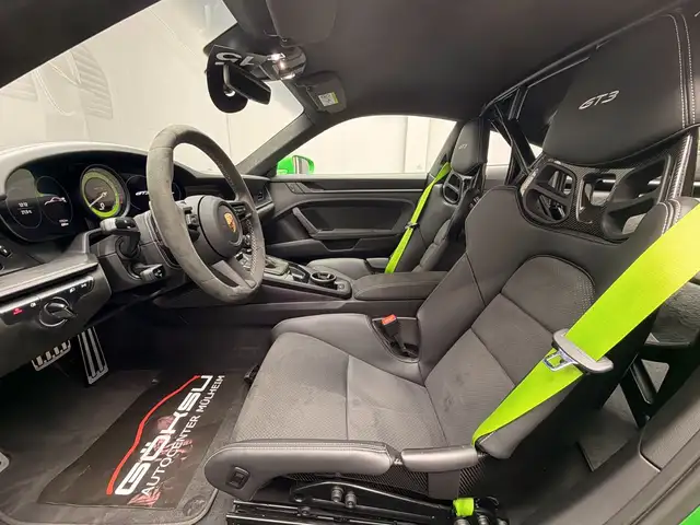 Porsche 911 view 9