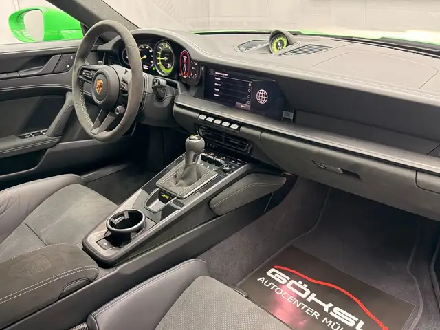 Porsche 911 view 11