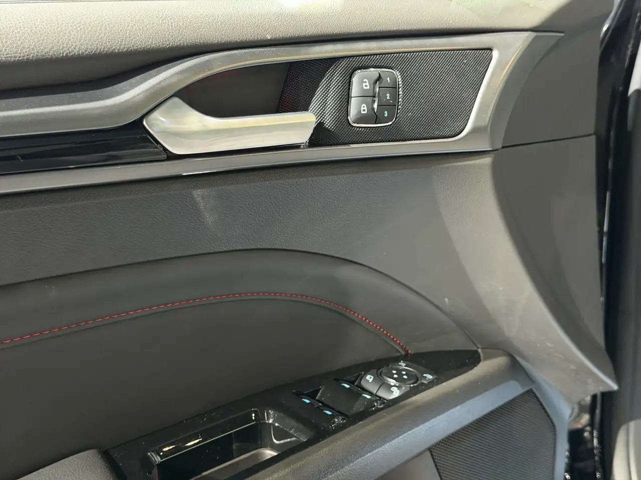 Ford Mondeo 2.0 TDCi ST-Line / LED / NAVI / ASISSTENZSYSTEME Bild 23