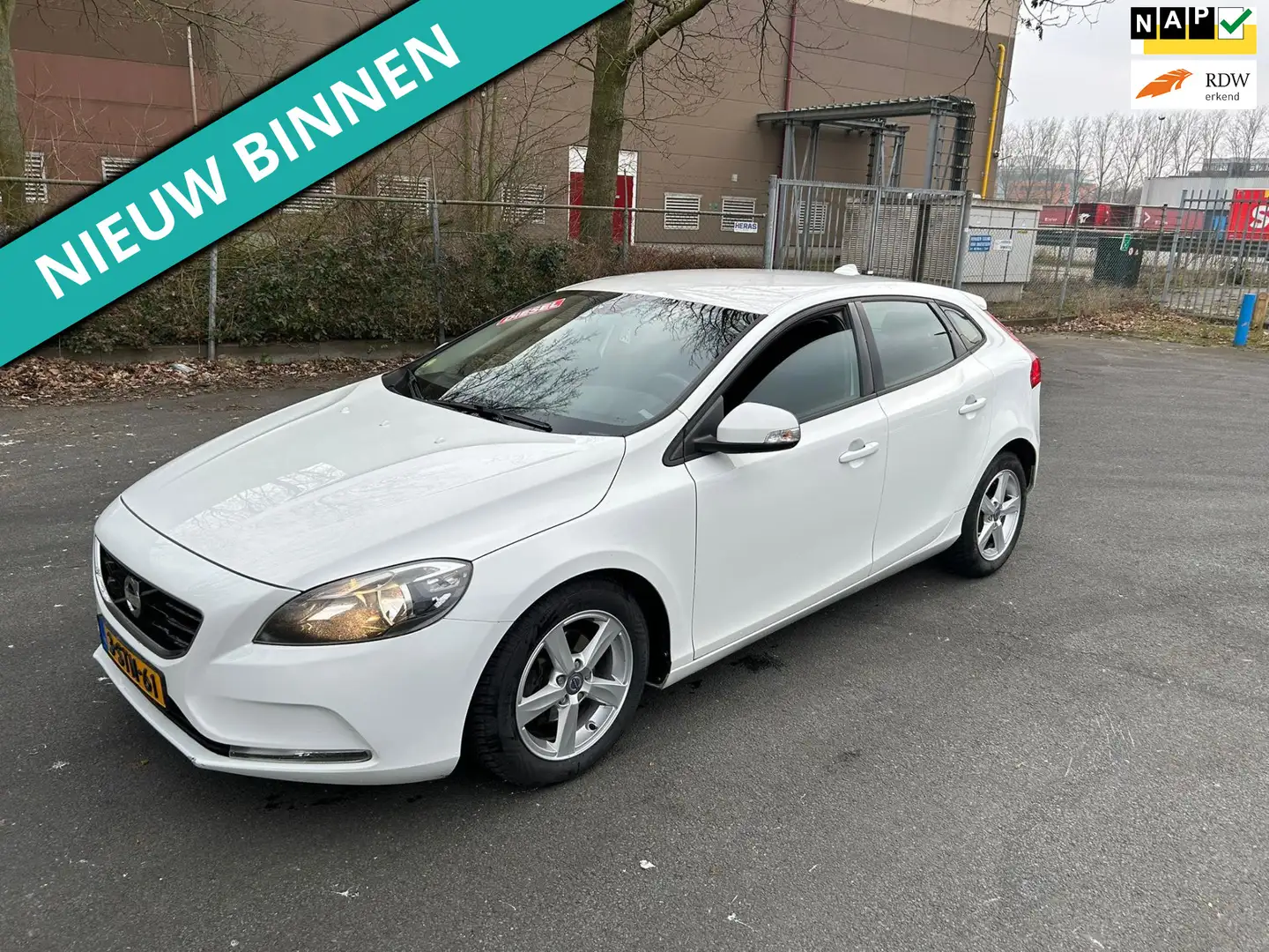 Volvo V40 1.6 D2 Momentum NETTE AUTO RIJDT EN SCHAKELT GOED Bianco - 1