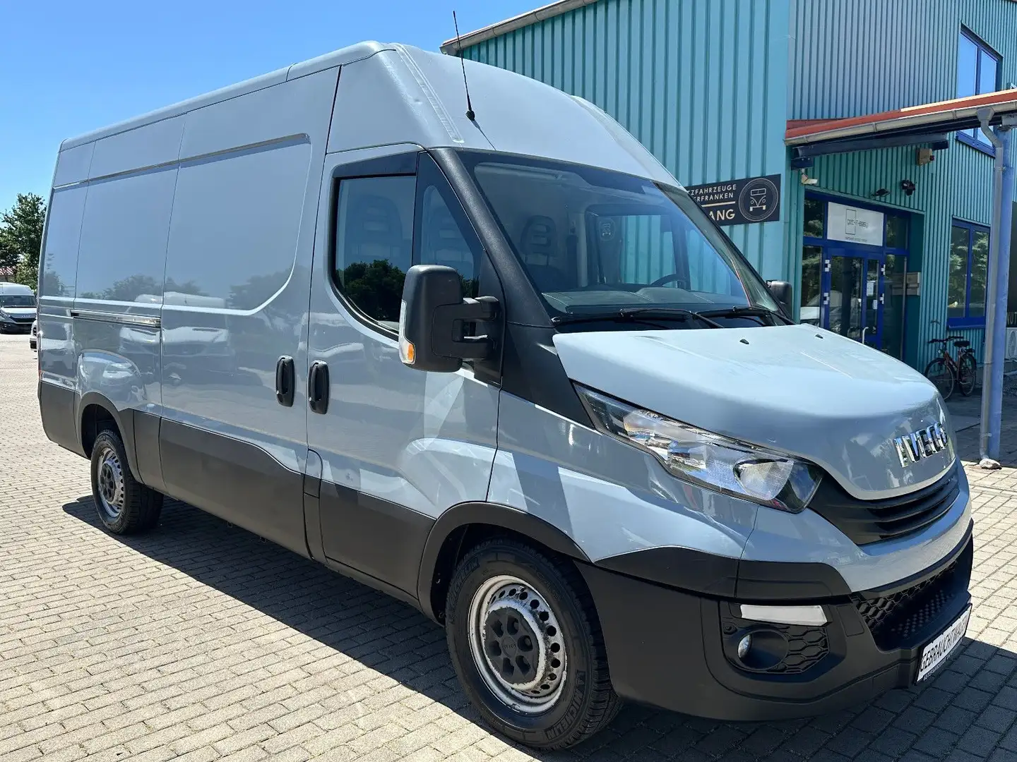 Iveco Daily Kasten 35S18 3.0 L2H2/AHK-3.5T+MFL+GRA+RüK Gris - 1