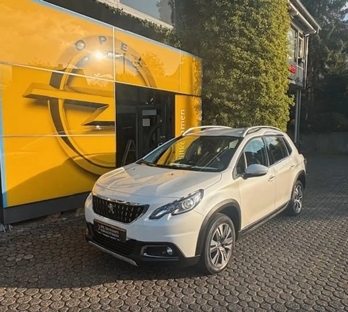 Peugeot 2008 Allure Diesel mit Anhängerkupplung - 1