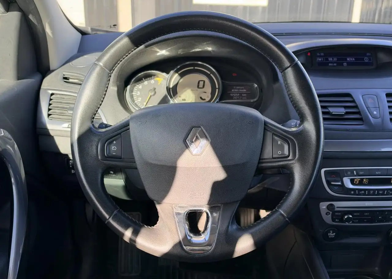 Renault Megane Citadine 5 portes — photo 9