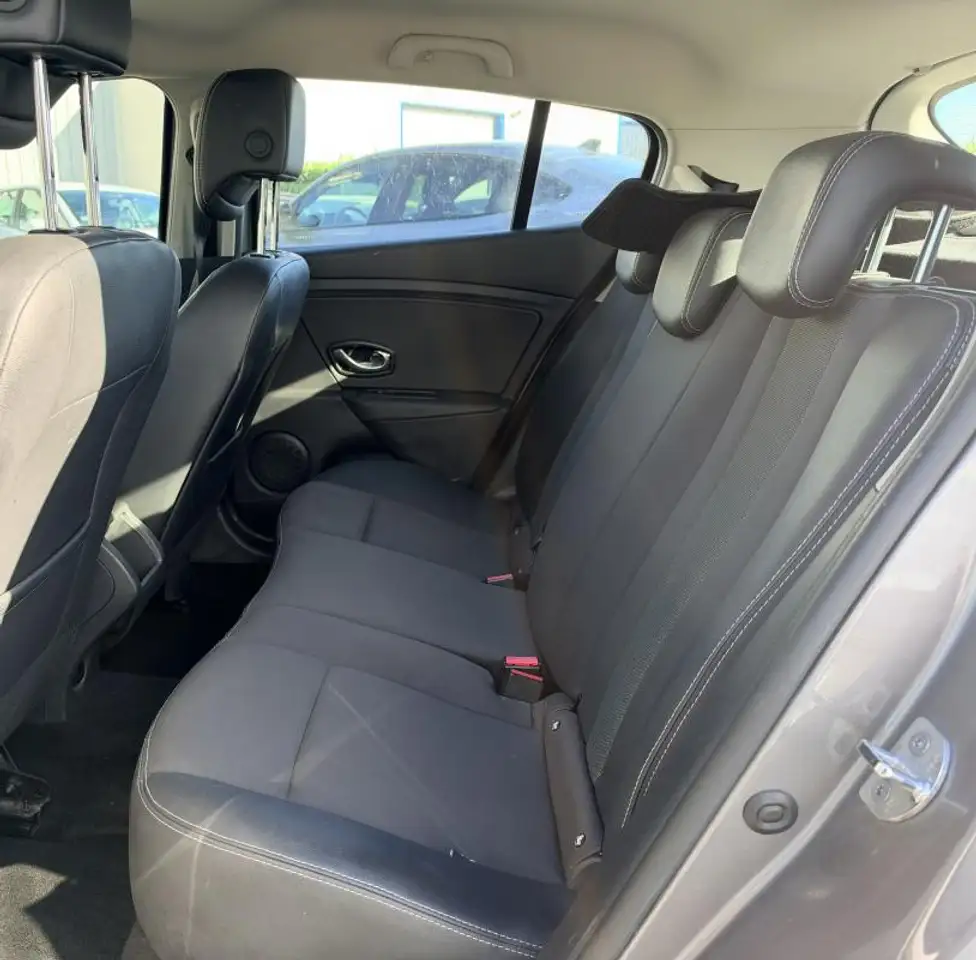 Renault Megane Citadine 5 portes — photo 16