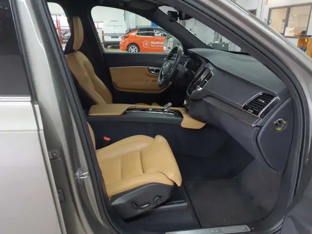 Volvo XC90 view 8