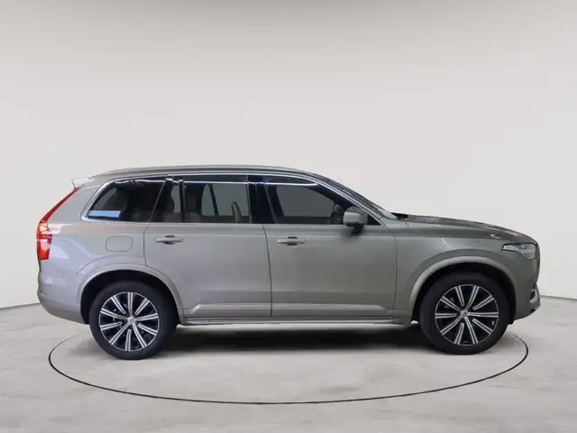 Volvo XC90 view 3