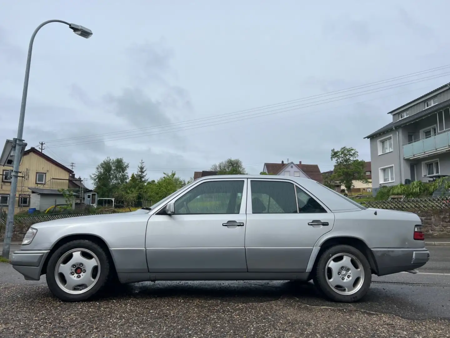 Mercedes-Benz E 300 124 Klima TÜV 03/2026 Automatik SSD AHK Silber - 1