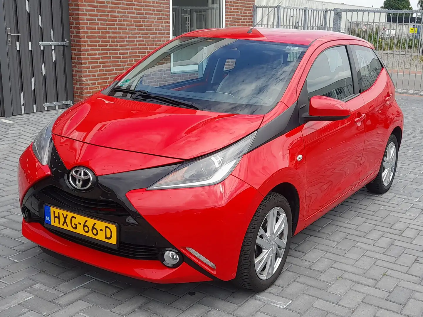 Toyota Aygo 1.0 VVT-i x-play Rood - 2