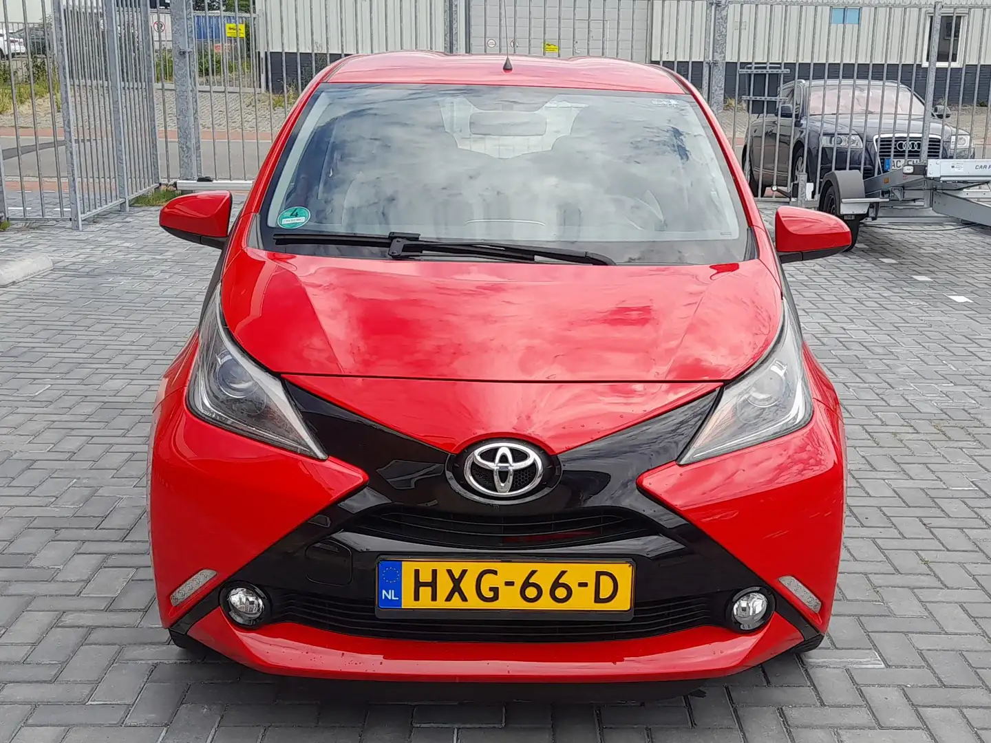 Toyota Aygo 1.0 VVT-i x-play Rood - 1