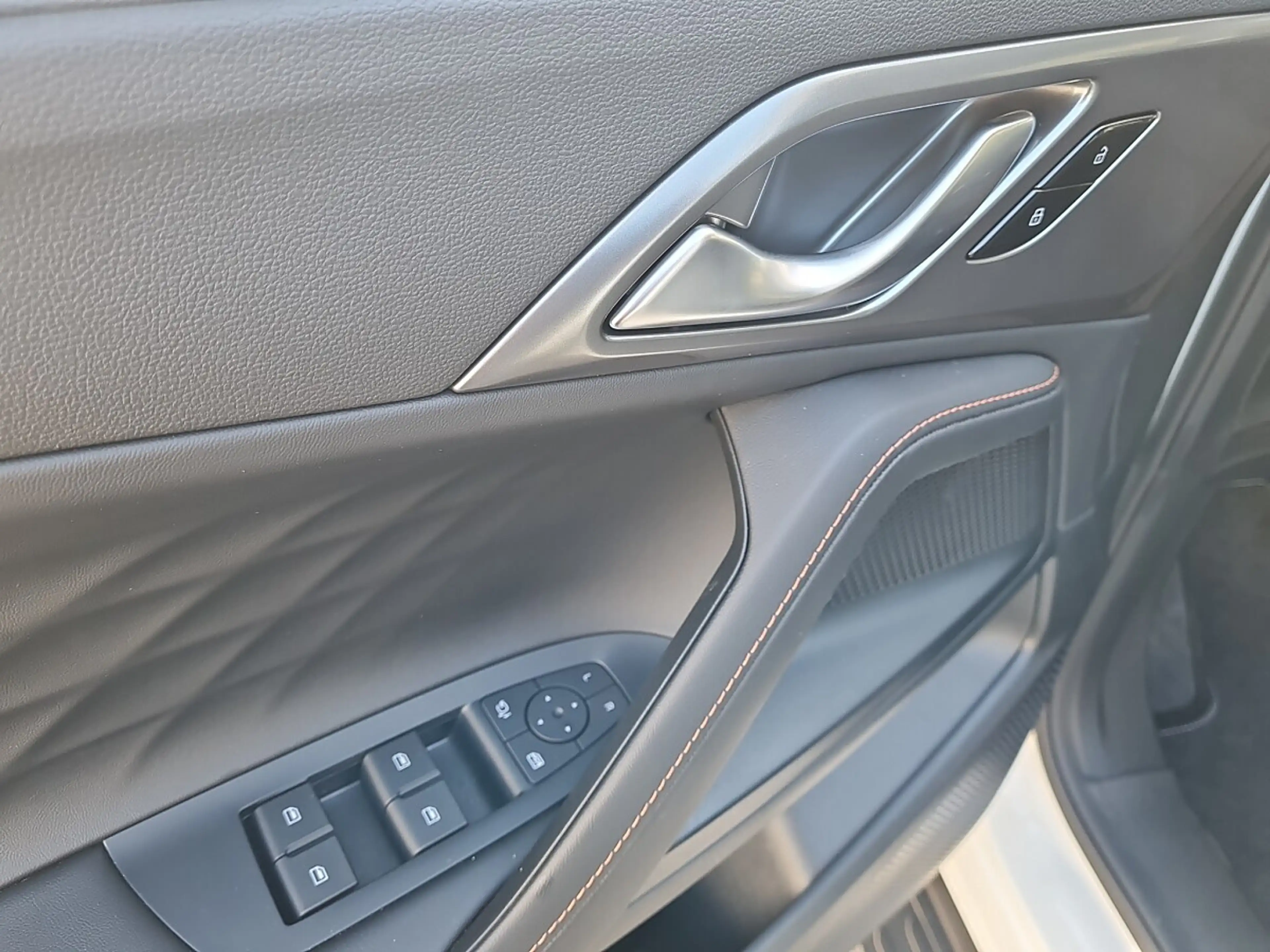 MG HS PHEV+ Luxury — photo 15