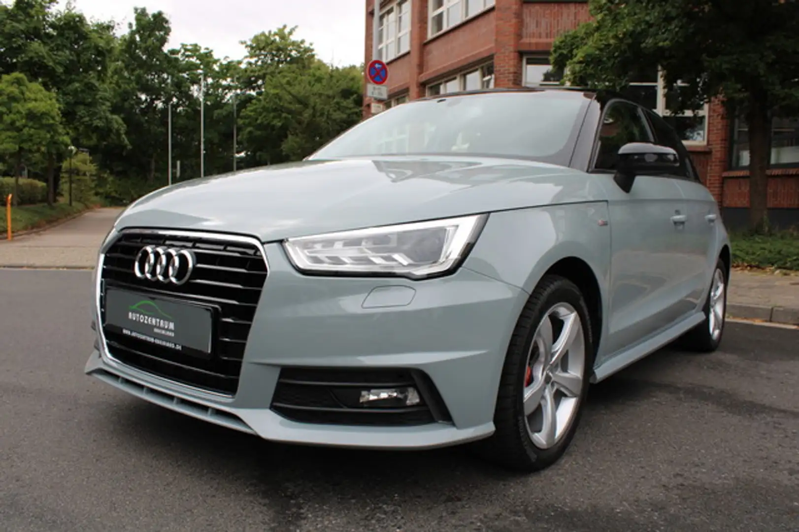 Audi A1 Sportback 1.4 TDI DSG S-Line/Navi/Xenon Grau - 2