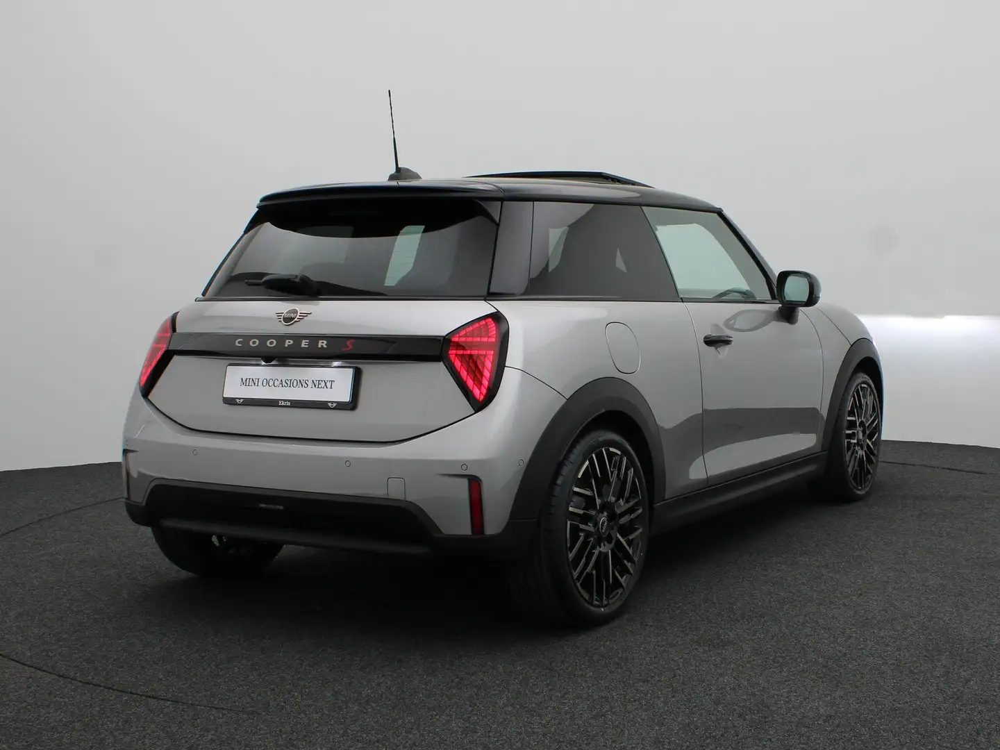 MINI Cooper S 3-Deurs Favoured Trim + Pakket M Grijs - 2