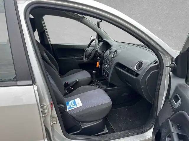Ford Fusion view 3