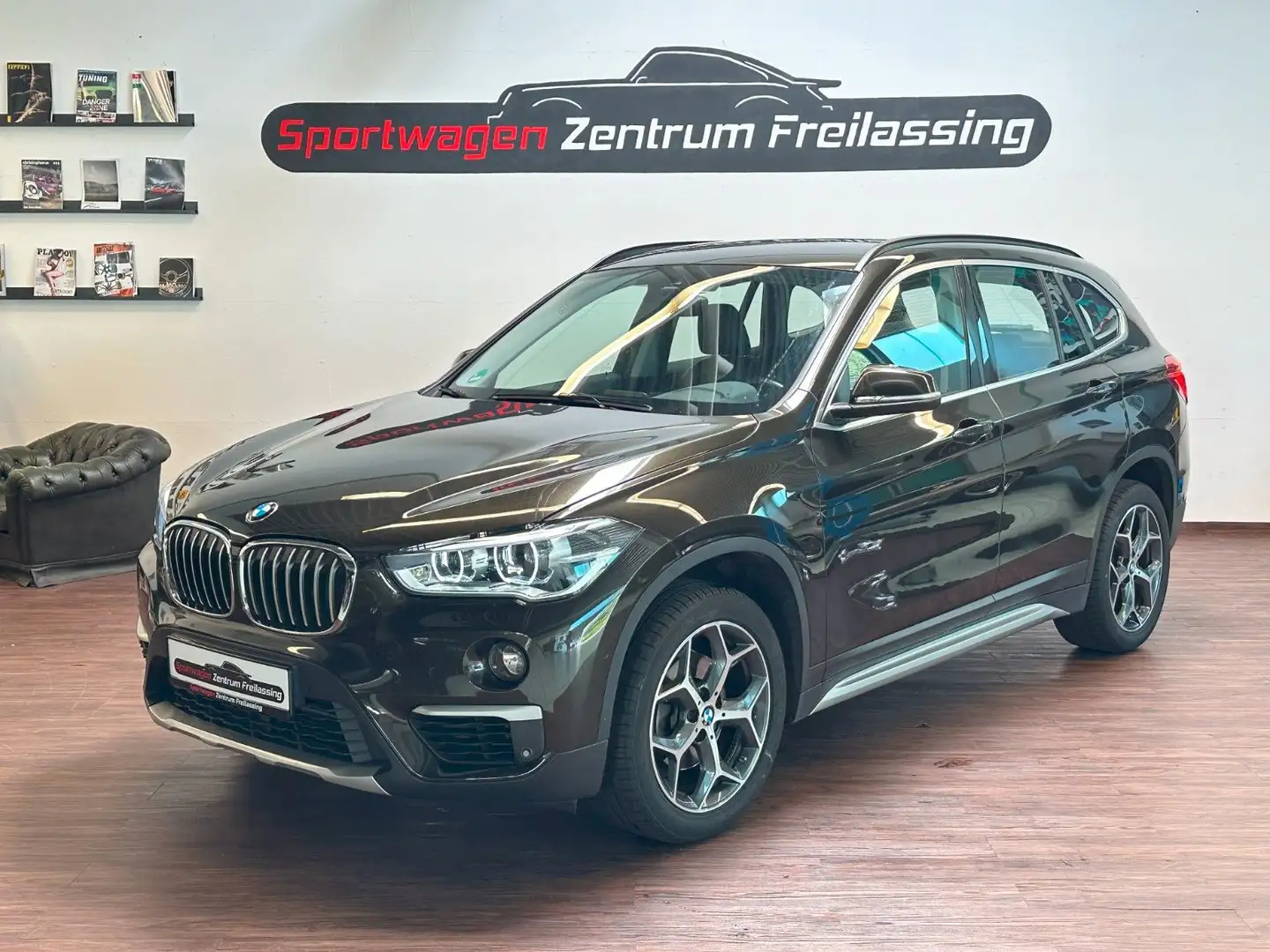 BMW X1 sDrive 18i xLine (Ambiente Licht, el.Heck) Braun - 1