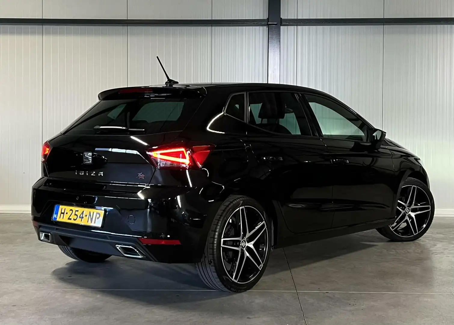 SEAT Ibiza 1.0 TSI FR Clima Camera Sfeer PDC LED Carplay NAP Zwart - 2