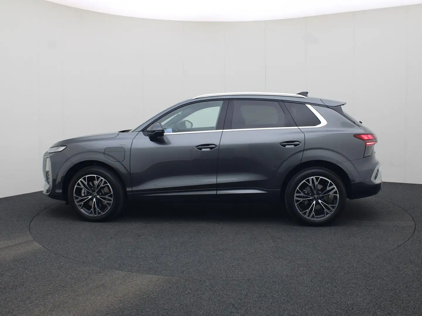 Audi Q3 1.5 200kW e-hybrid S edition 272 pk · Tech Plus · Grijs - 2