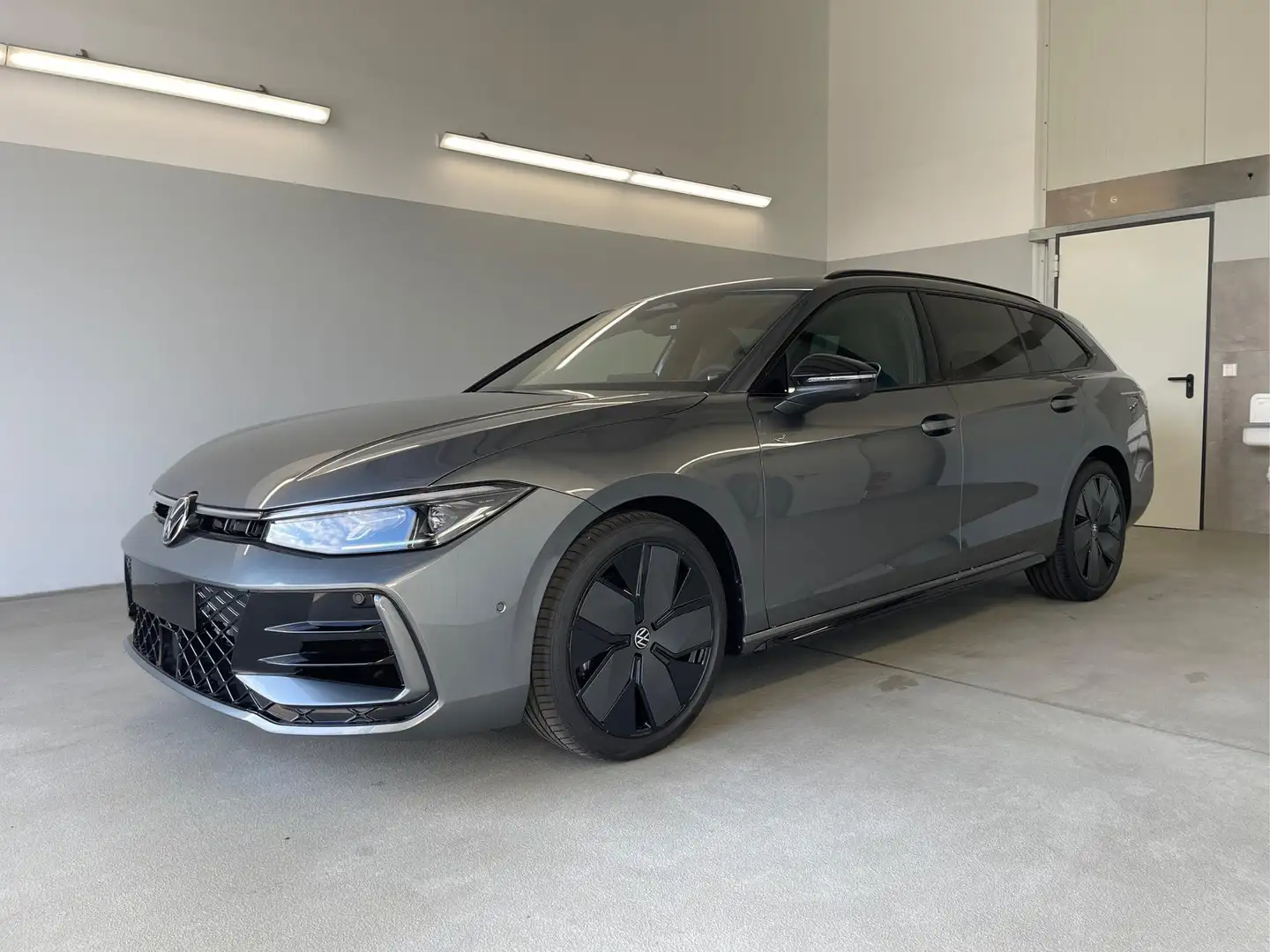 Volkswagen Passat Variant R-Line 265PS 4M AHK+DCC+Pano+Harman+Stdhz+Leder... Grau - 1
