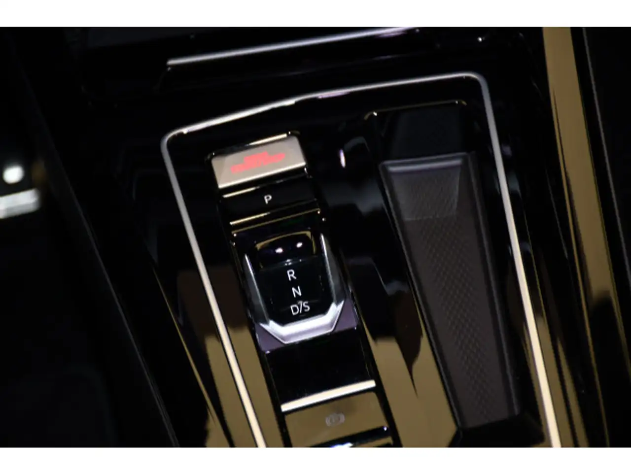 Volkswagen Golf GTE 8 VIII 1.5 eTSI Hybrid DSG GTE Black Style 7