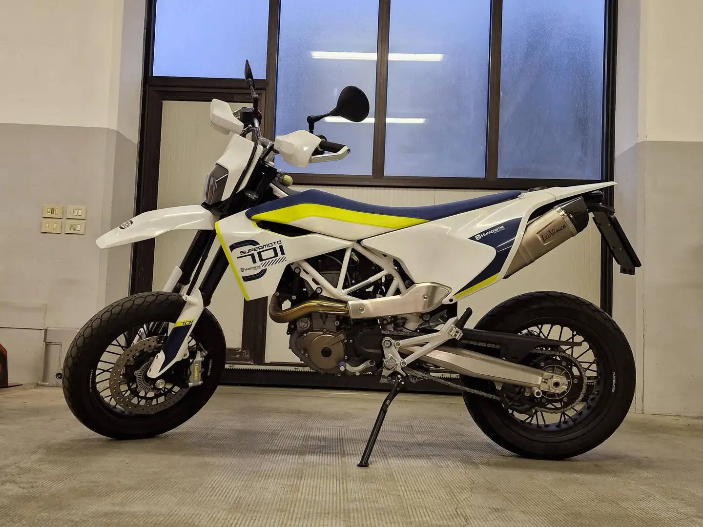 Husqvarna 701 Supermoto Bianco - 1