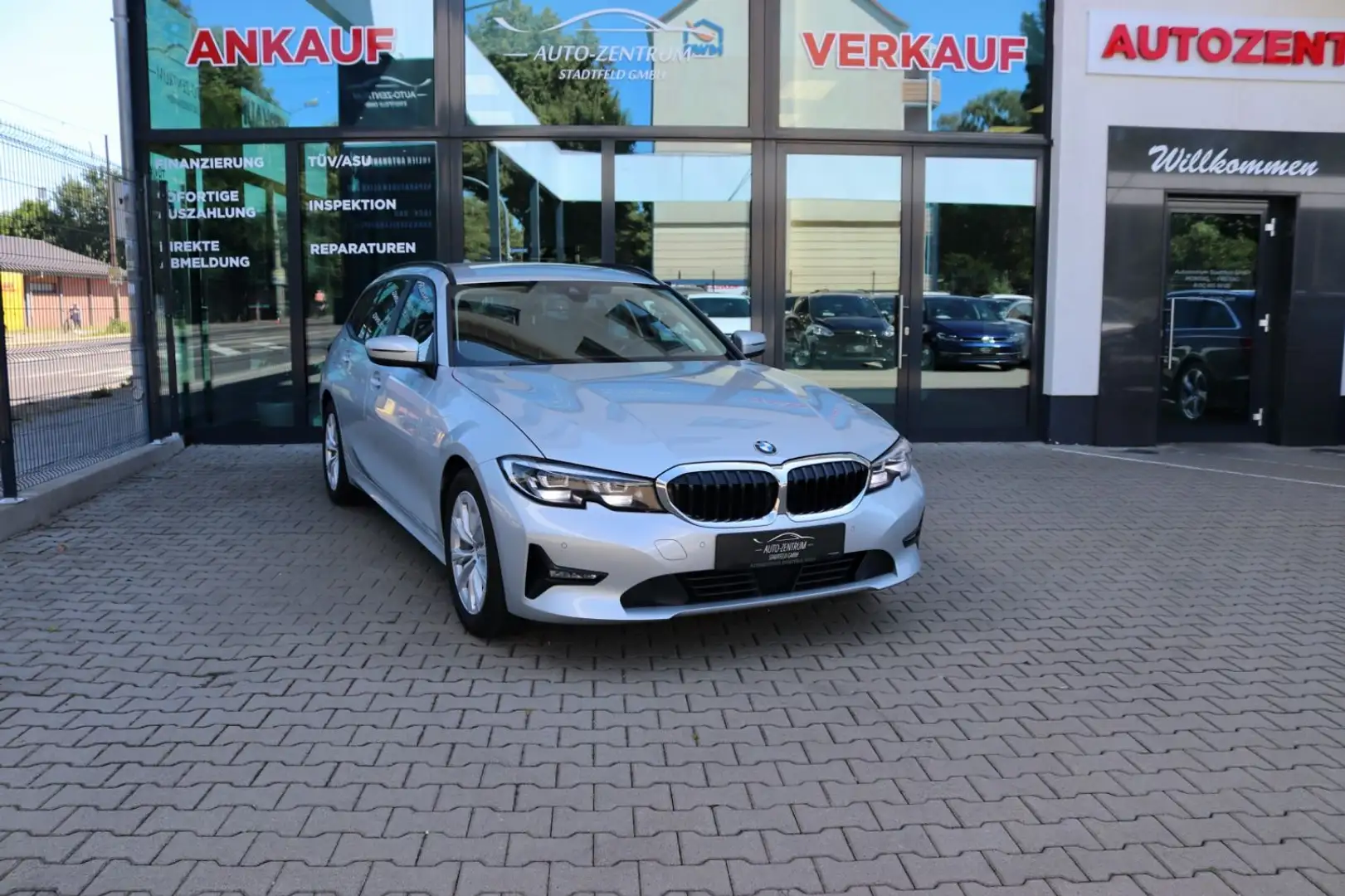 BMW 318 d Touring Advantage AHK Navi PDC Klima LED Silber - 1