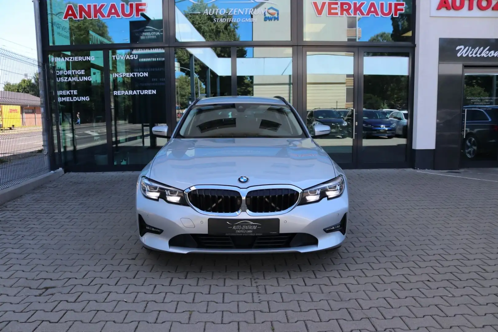 BMW 318 d Touring Advantage AHK Navi PDC Klima LED Silber - 2