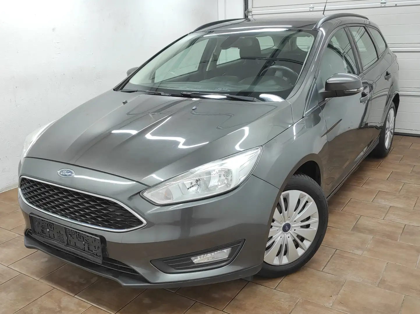 Ford Focus 1.0 NAVI KLIMA SHZ 6-GANG START+STOP TEMP BC EURO6 Grau - 1
