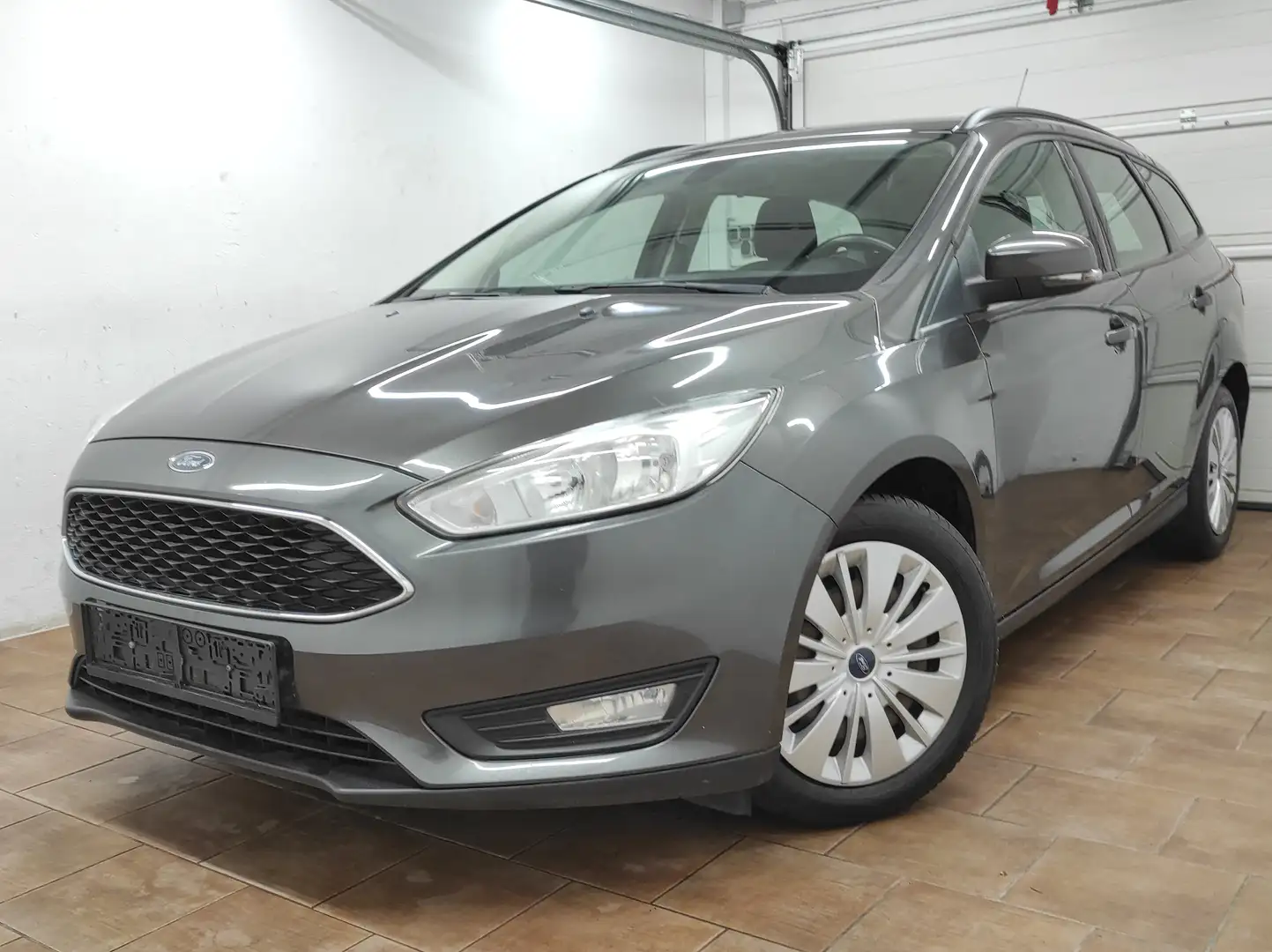 Ford Focus 1.0 NAVI KLIMA SHZ 6-GANG START+STOP TEMP BC EURO6 Grau - 2