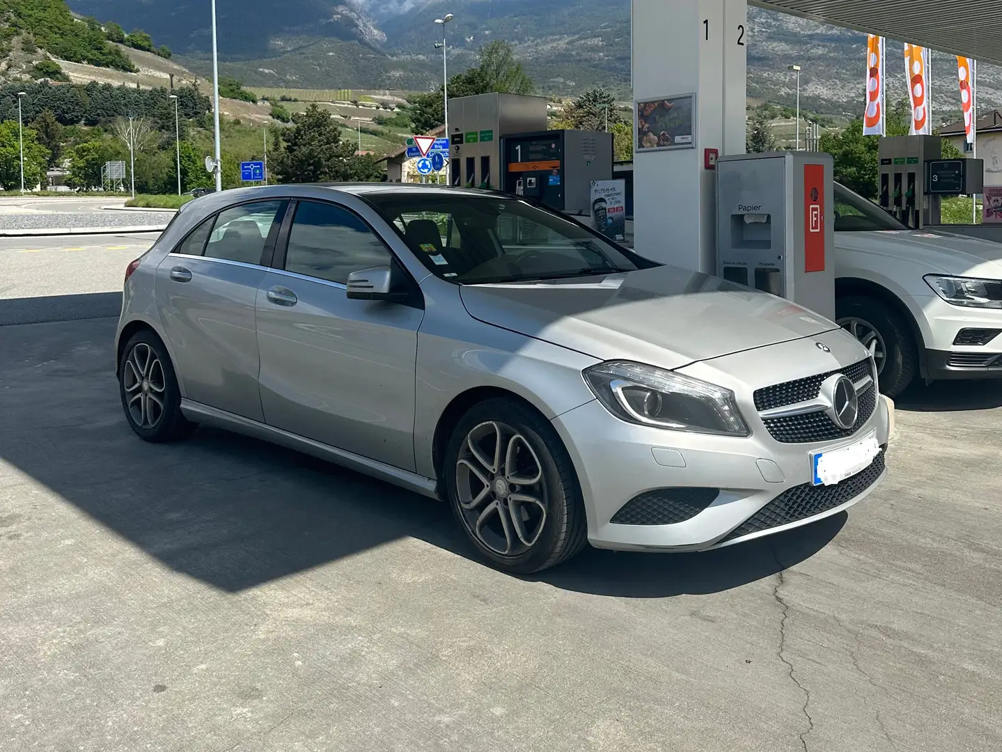 Mercedes-Benz A 180 MERCEDES CLASSE A BlueEFFICIENCY 7-G TOIT OUVRANT Gris - 1