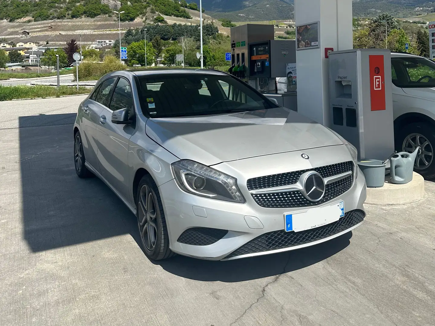 Mercedes-Benz A 180 MERCEDES CLASSE A BlueEFFICIENCY 7-G TOIT OUVRANT Gris - 2