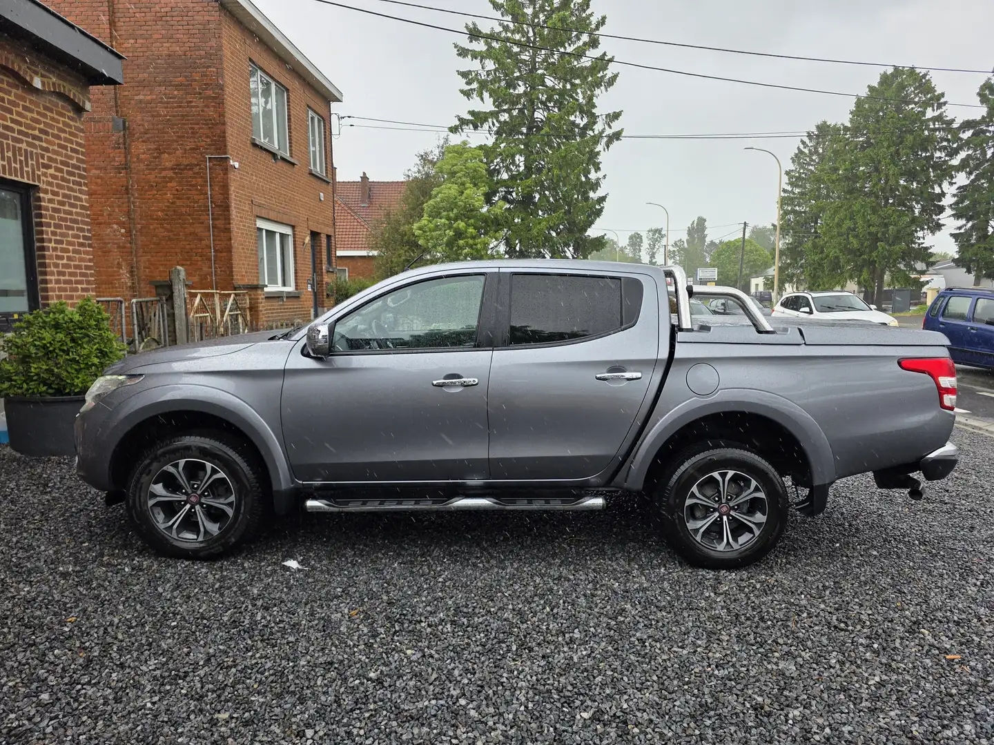 Fiat Fullback 2.4 D 4WD LX Grau - 1