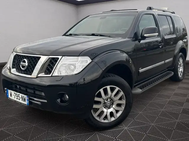 Nissan Pathfinder LE