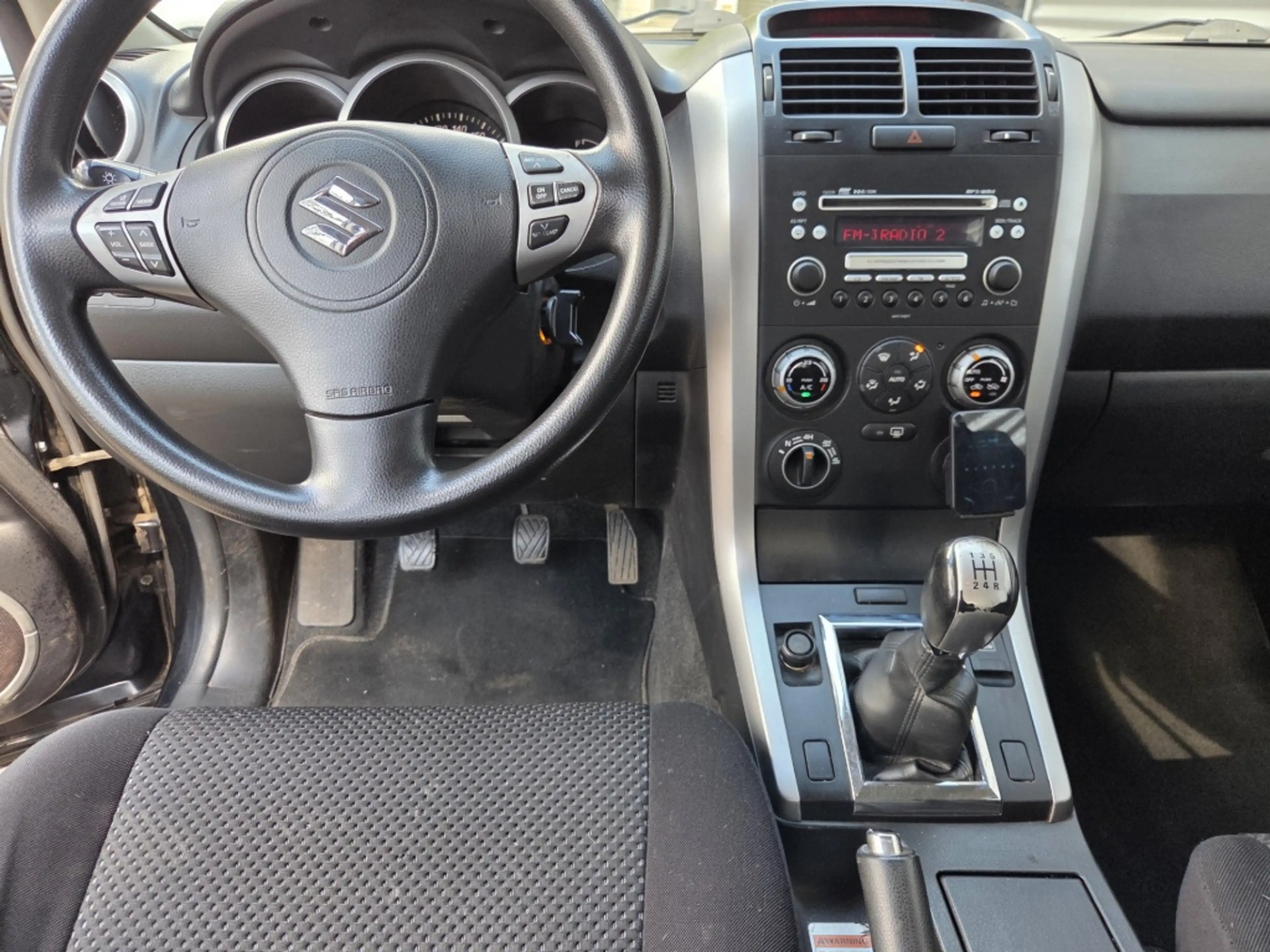 Suzuki Grand Vitara 2.0-16V Exclusive — photo 3