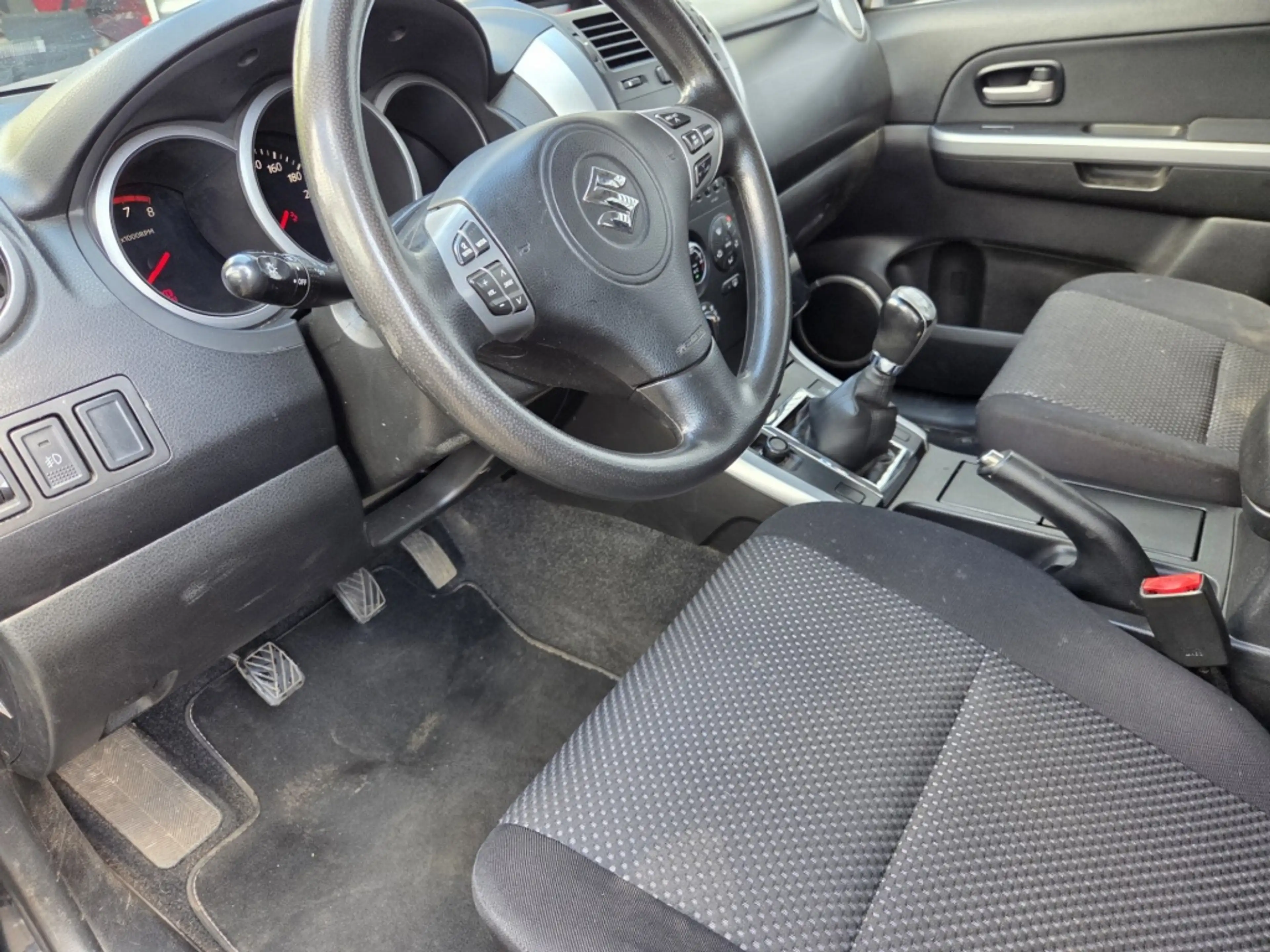 Suzuki Grand Vitara 2.0-16V Exclusive — photo 2