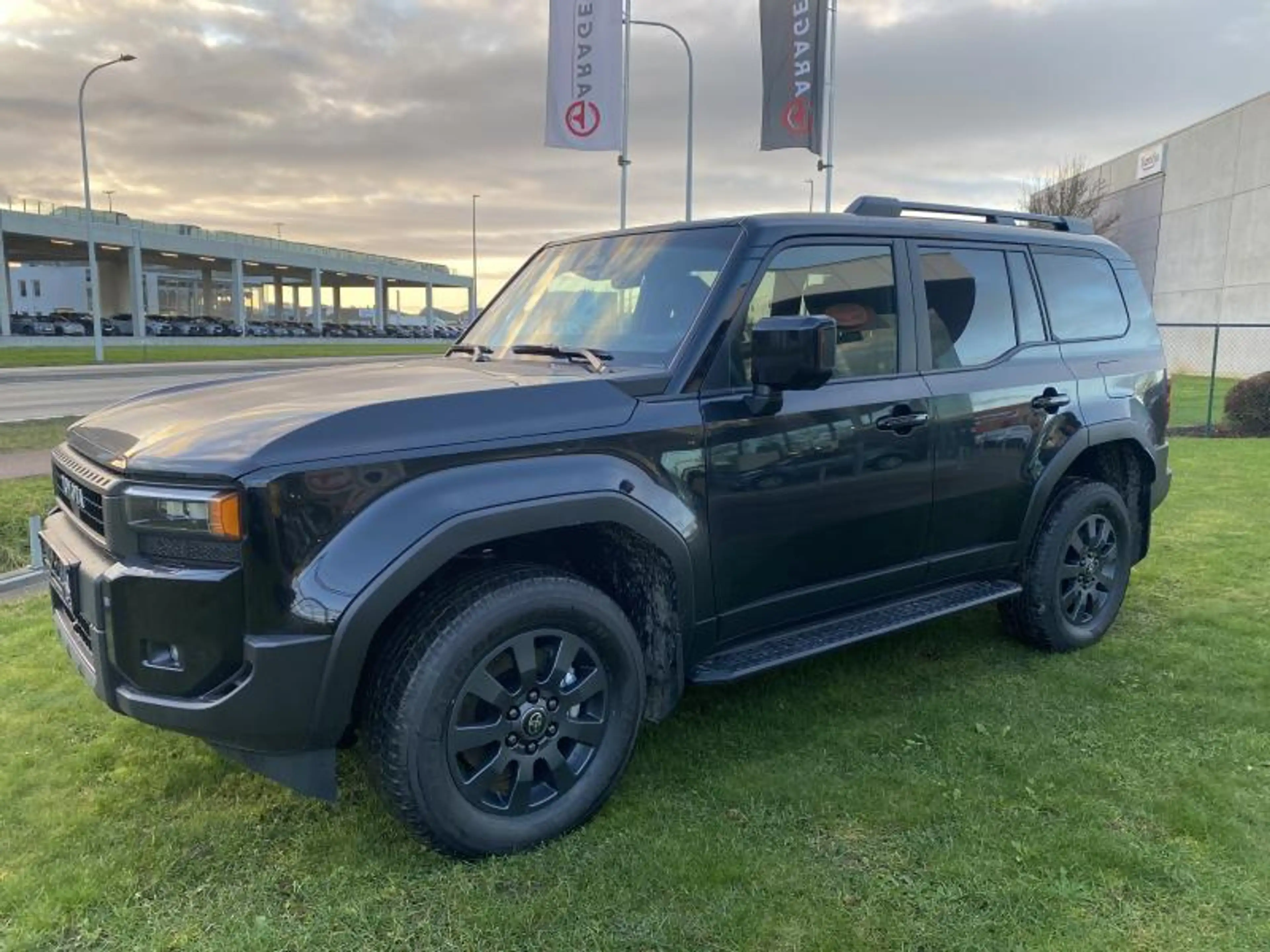 Toyota Land Cruiser Prestige — photo 2