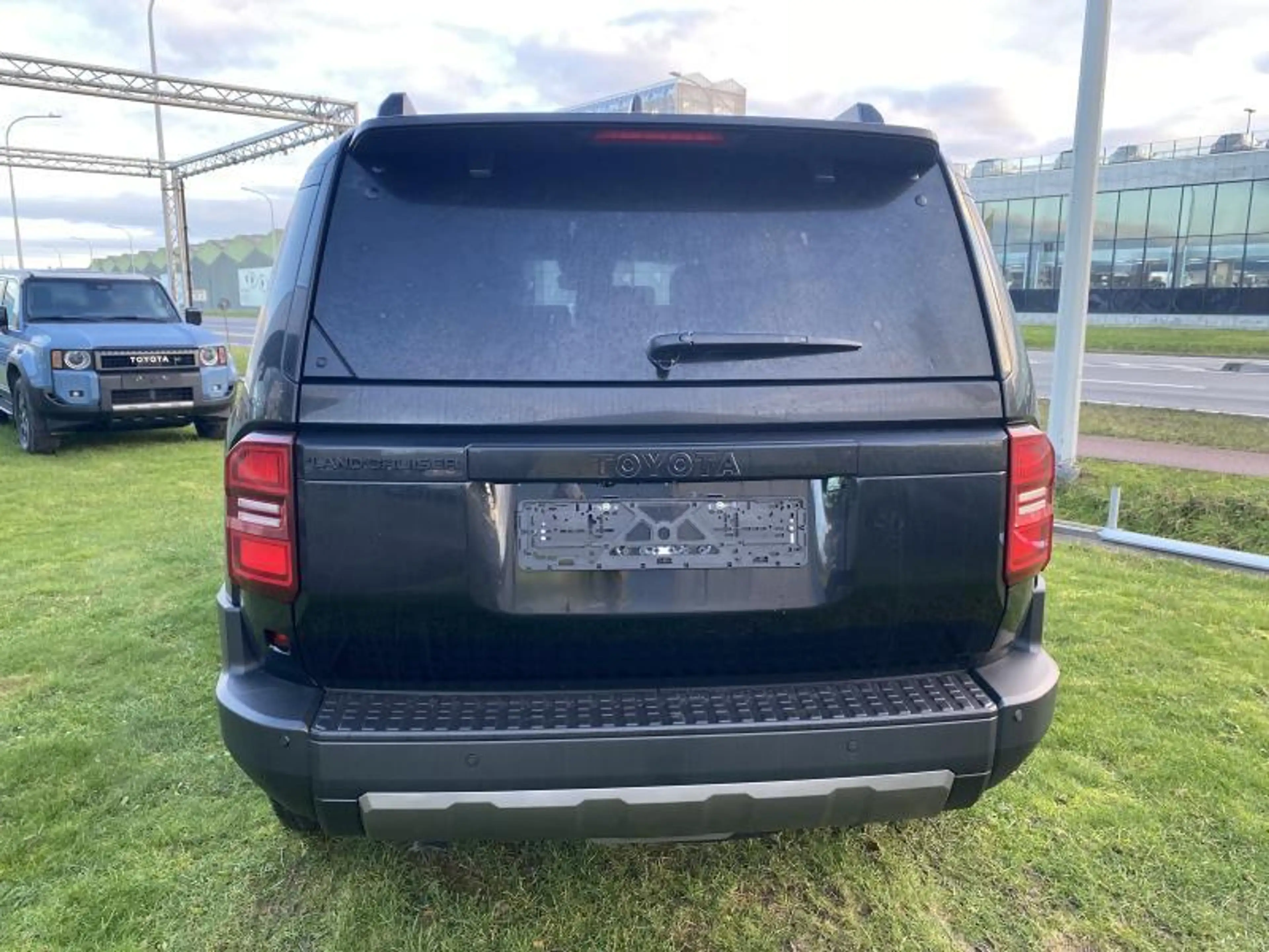 Toyota Land Cruiser Prestige — photo 4