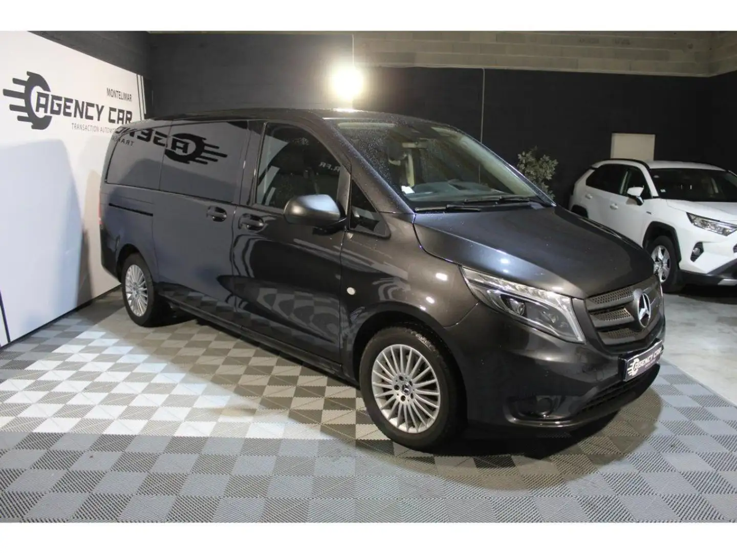 Mercedes-Benz Vito 116 CDI Tourer Long First - 9 places - 9G-Tronic 4-Matic Grau - 2