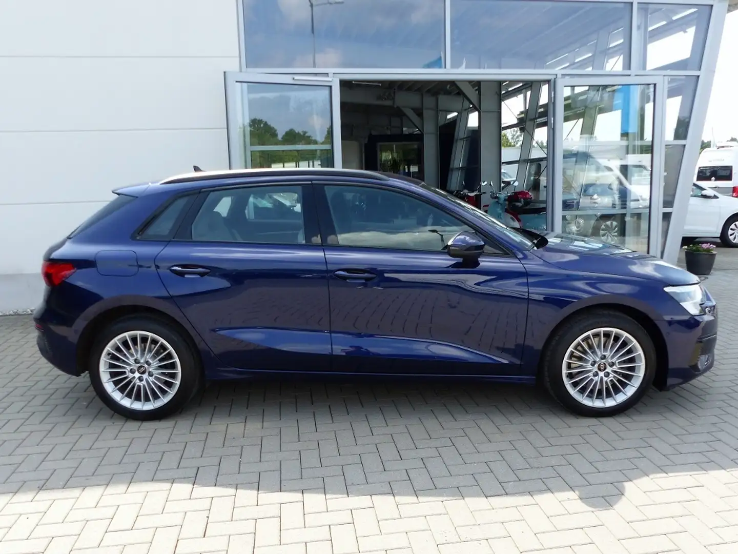 Audi A3 Sportback 40 TFSIe DSG Advanced *AHK*LED*Navi* Blau - 2