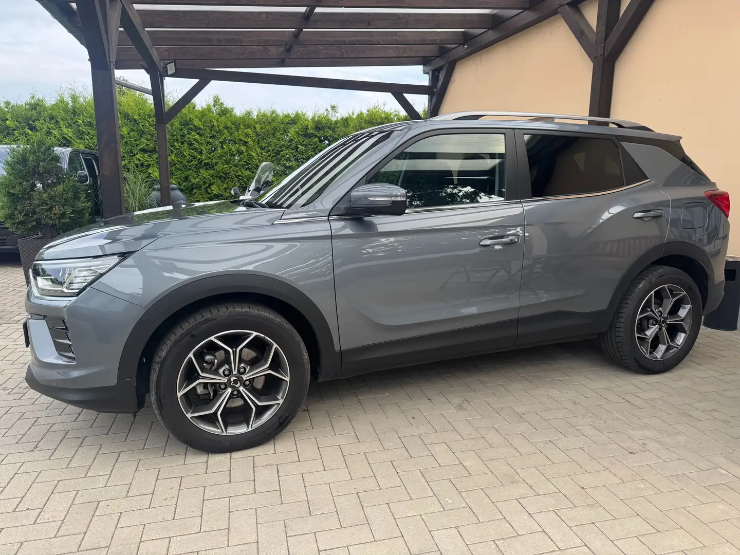 SsangYong Korando 1.5 T-GDi 2WD Aut. Ruby Grau - 2