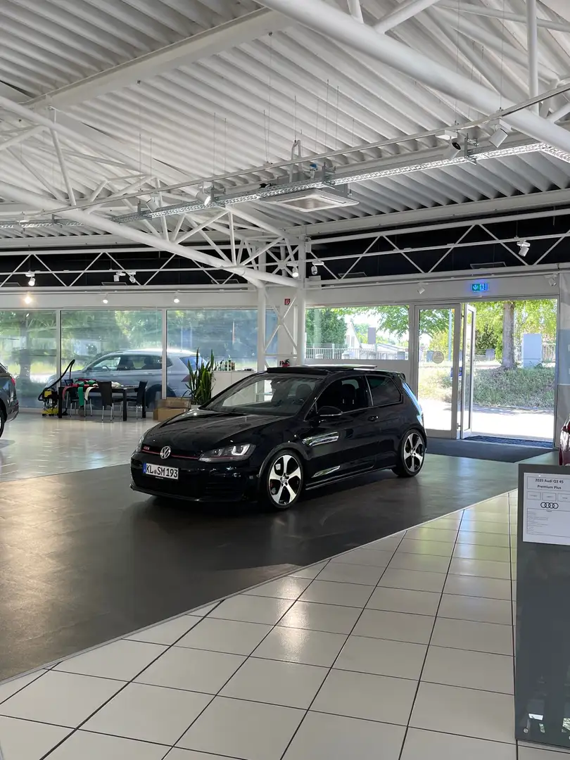 Volkswagen Golf GTI - 1