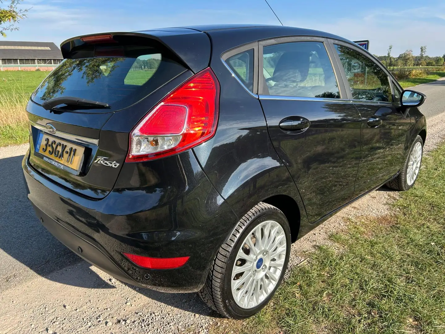 Ford Fiesta 1.0 EcoBoost 100pk Titanium zeer mooi en luxe Zwart - 2