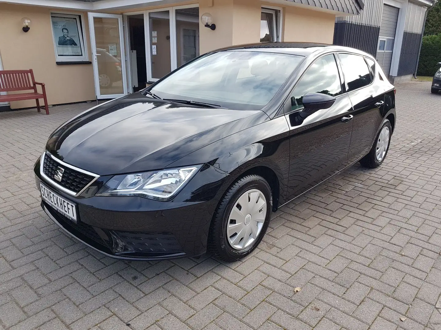 SEAT Leon Reference   LED  AHK Schwarz - 1
