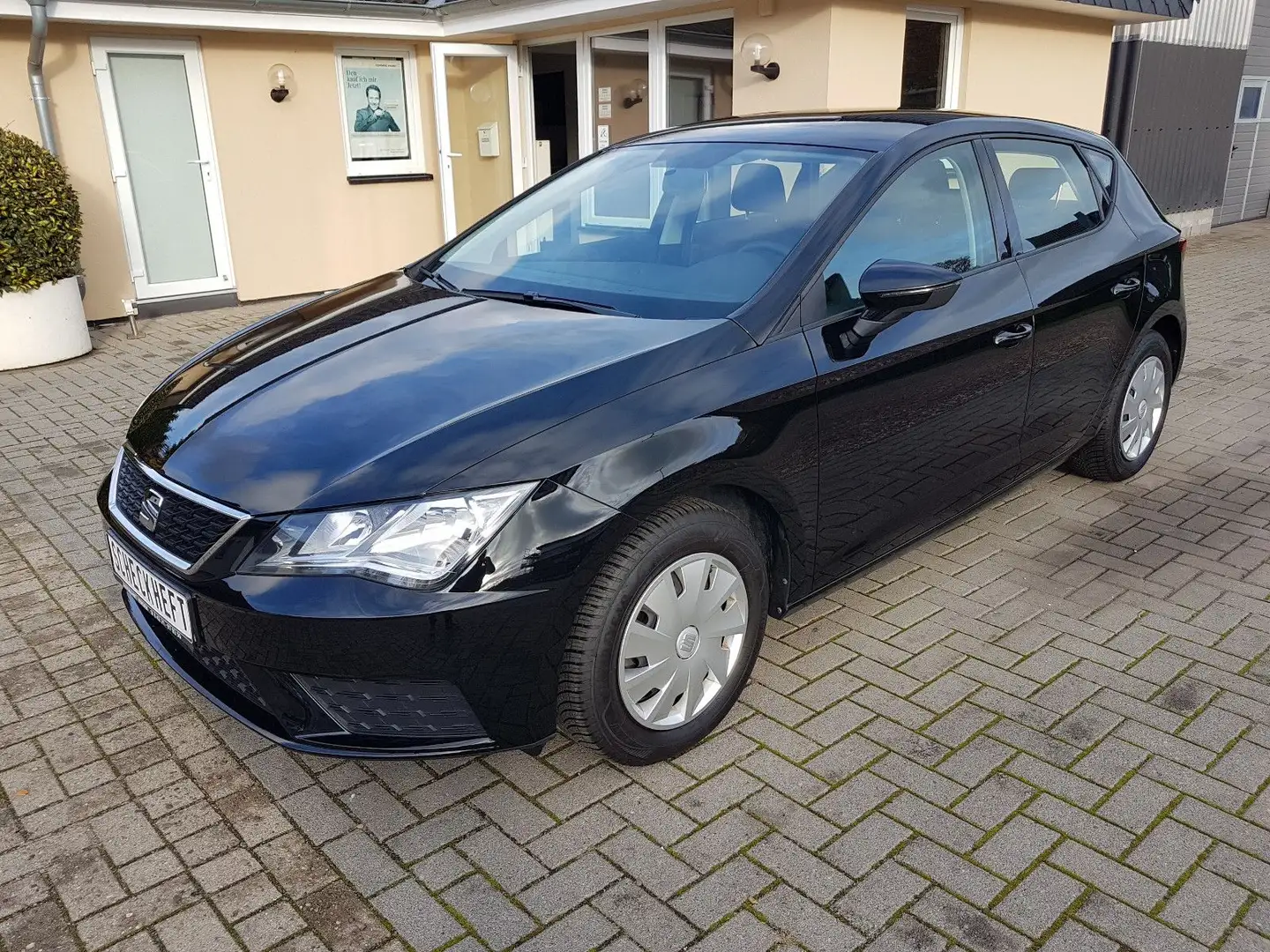 SEAT Leon Reference   LED  AHK Schwarz - 1